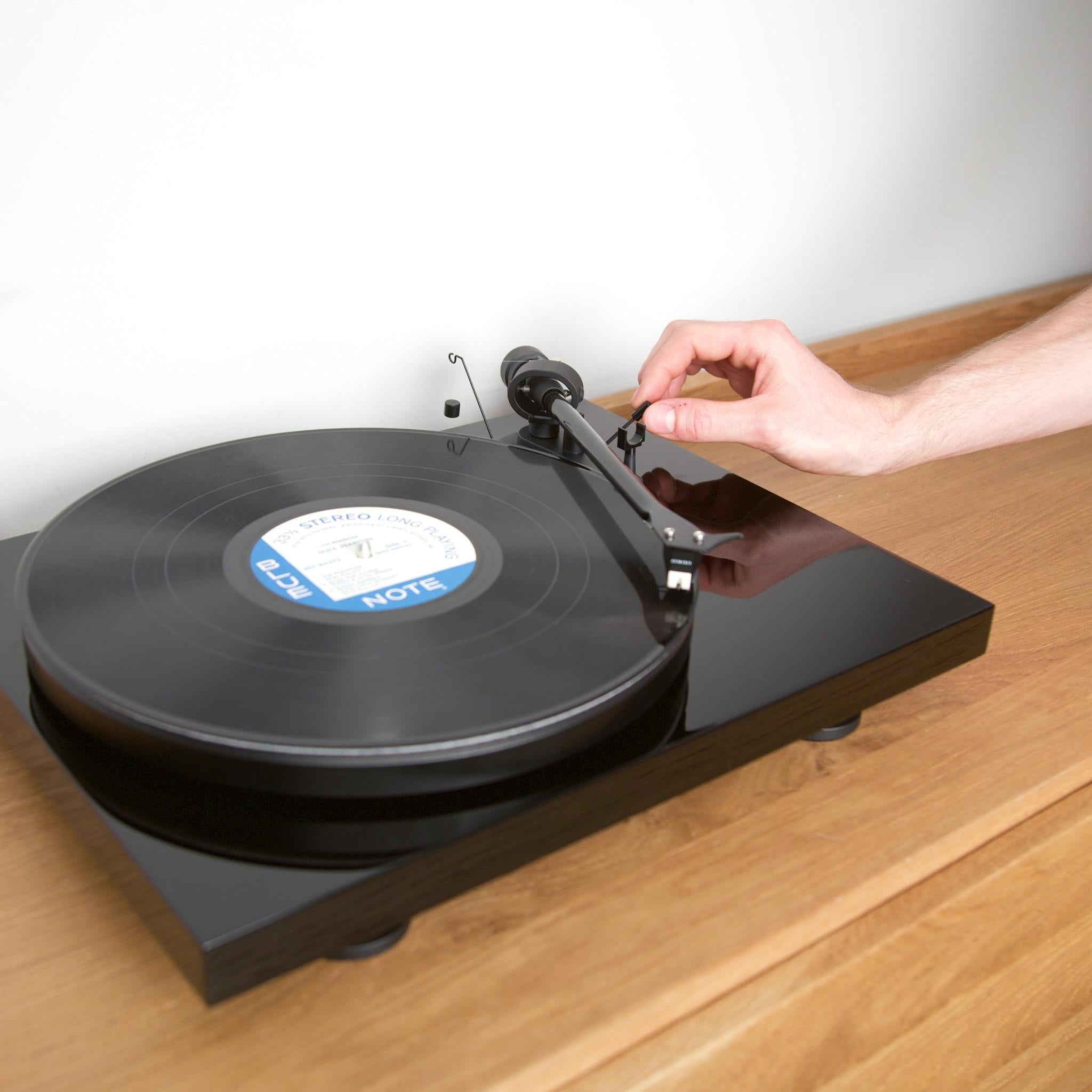 Pro-Ject Debut Carbon EVO 2M Red - Turntable - AVStore